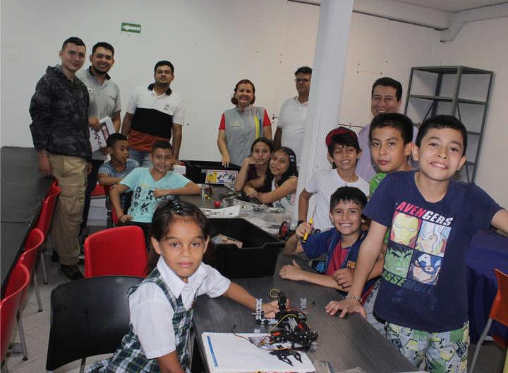 Niños en taller de robótica