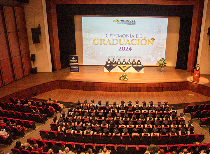 Ceremonia de graduación en el Teatro Fundadores Manizales