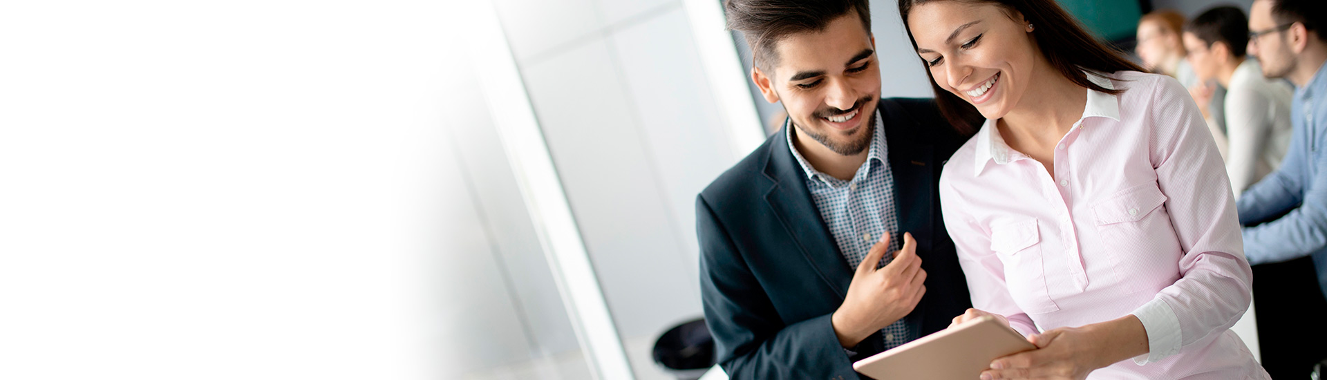 Lunes-Viernes 8:00 am - 7:00 pm, Sábados 9:00 am - 5:00 pm Hombre y mujer revisando documentos en una tablet