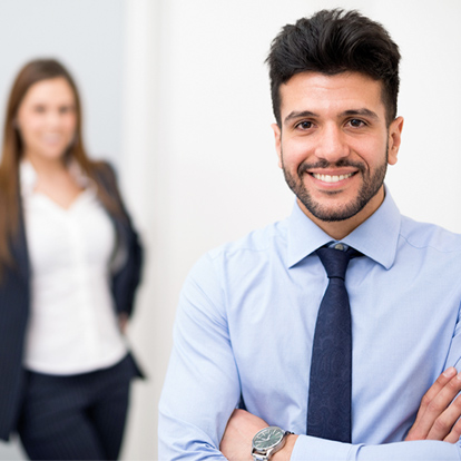 Hombre vestido formal sonriendo Hombre vestido formal sonriendo