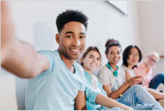estudiantes tomando foto Estudiantes tomando selfie