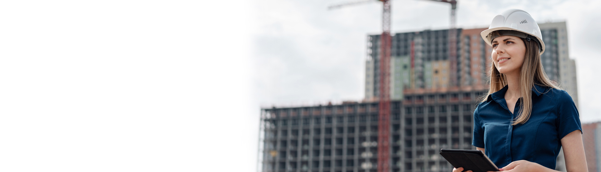 Mujer laborando en una constructora Mujer laborando en una constructora