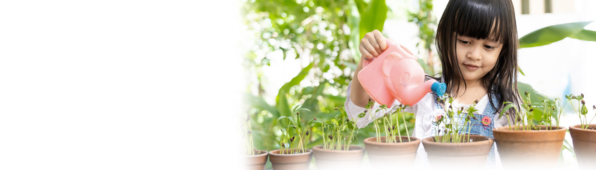 niña regando plantas