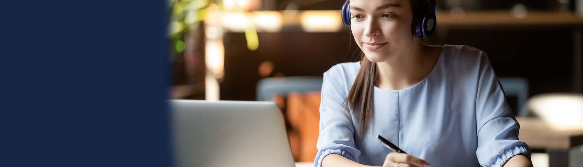 mujer frente a una laptop mujer frente a una laptop