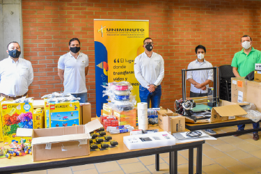 UNIMINUTO Suroccidente dota nuevo laboratorio de ingenierías en Buga Foto de personas en el laboratorio de Buga