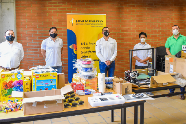 Foto de personas en el laboratorio de Buga