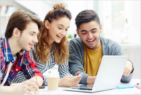 estudiantes uniminuto Dos estudiantes hombre y una mujer frente a computador portatil estudiando