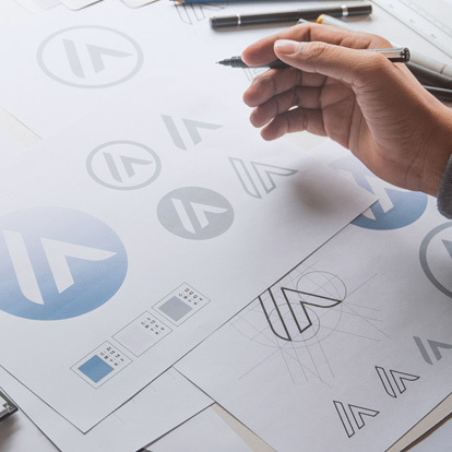 Persona trabajando en un diseño de marca Persona trabajando en un diseño de marca