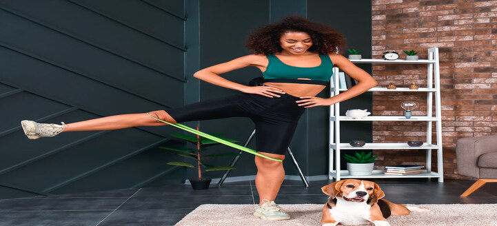 Mujer realizando ejercicio en su casa