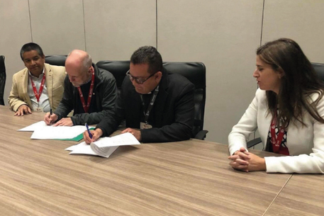 Rector UNIMINUTO Padre Harold Castilla en firma de convenio internacional