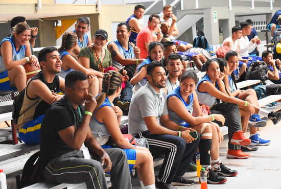 Jóvenes disfrutando encuentro deportivo