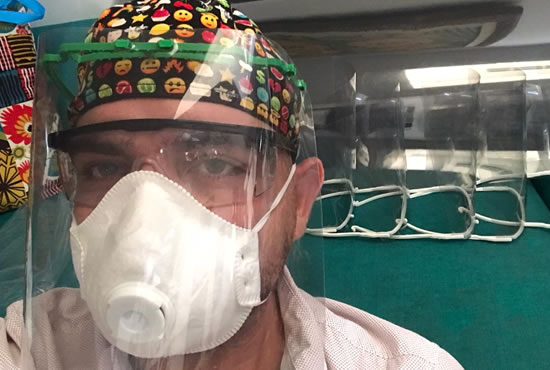 estrategia contra el covid-19 hombre utilizando careta de acetato y tapabocas