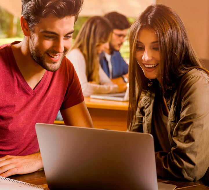 jovenes sontientes viendo el computador