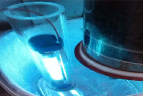 vaso de agua con una luz azul neón alumbrándola