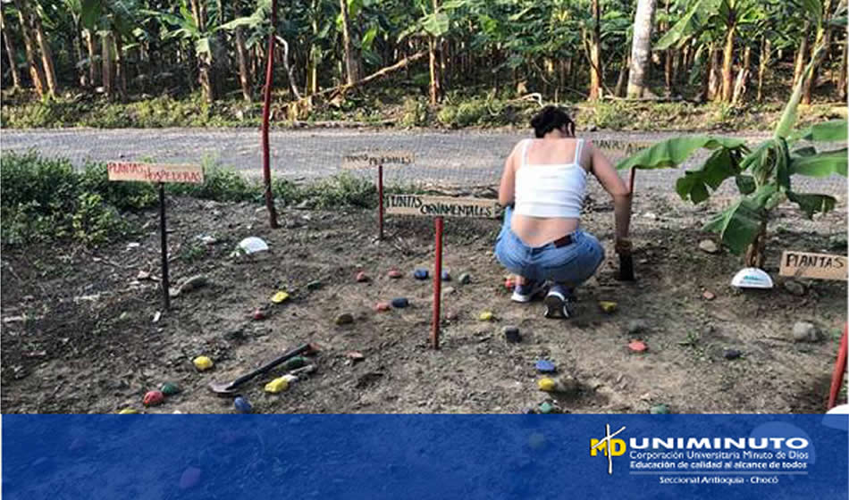 Exitoso proyecto social formativo como alternativa al desarrollo de prácticas de responsabilida social, en sede Bello de UNIMINUTO Estudiante mujer en cuclillas en huerta rural.