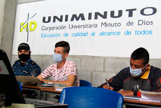 Dos estudiantes de la COIBA Picaleña recibiendo clases virtuales 