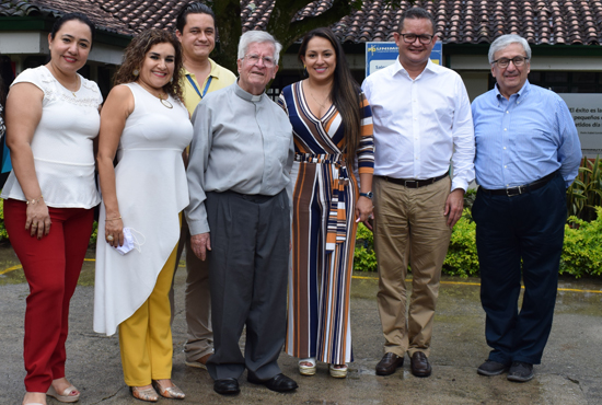 Imagen de los padres Harold y Diego acompañados de la Vicerrectora y otras personas.