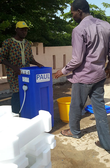 Personas con tanques de agua