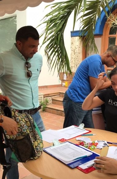 Un hombre mirando a una mujer que esta sentada.