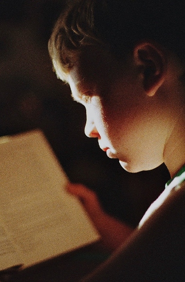 Niño leyendo un libro para mejorar su aprendizaje.