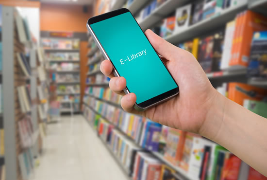 Hombre ingresando a biblioteca virtual en su celular