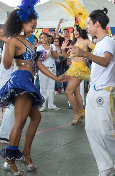 Pareja bailando danza típica  