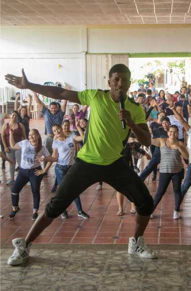 Grupo de personas realizando aeróbicos 