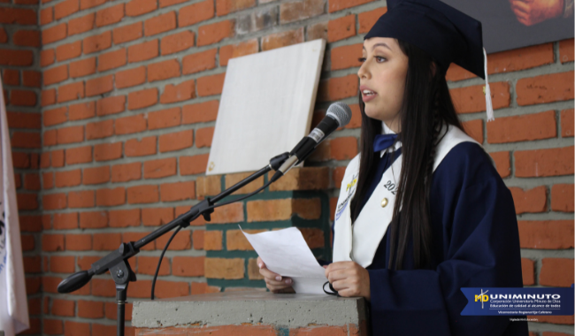 Estudiante dando discurso en la ceremonia de certificación