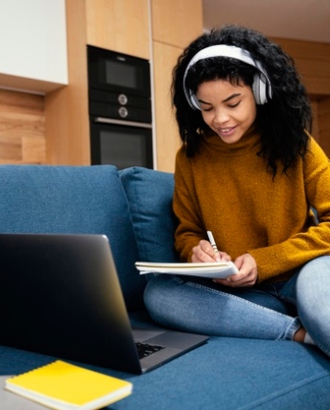 La pandemia ha generado que estudiantes y profesores logren adaptarse y apropiarse de la llamada "nueva normalidad". La pandemia ha generado que estudiantes y profesores logren adaptarse y apropiarse de la llamada "nueva normalidad".