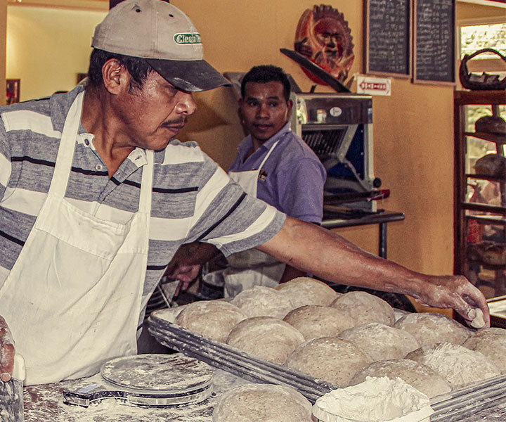 Hombre trabajando en panaderia