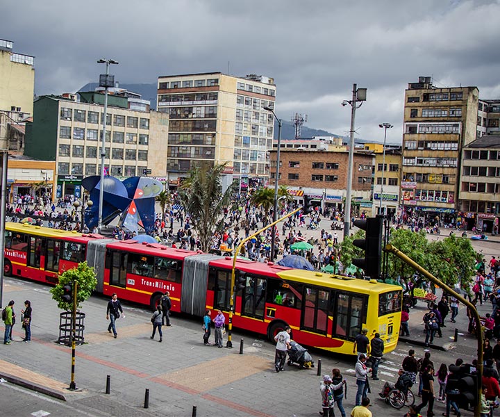 Personas en el centro de Bogota al cerca estación transmilenio
