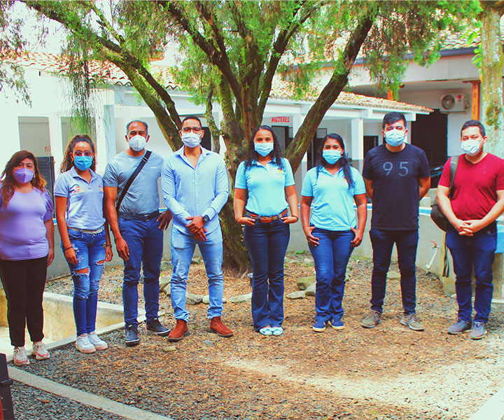 Grupo de cinco personas trabajando en el proyecto Municipios Visibles para la paz