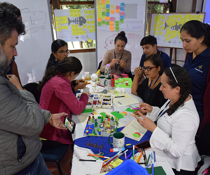 Cinco personas trabajando en un taller educativo