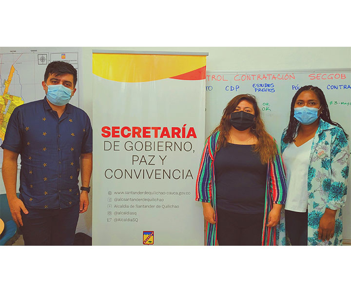 Grupo de tres personas de la Federación Colombiana de Municipios