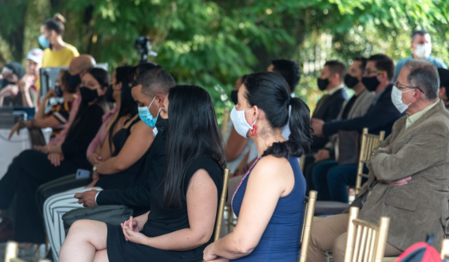 asistentes a la celebración atentos a los actos protocolarios