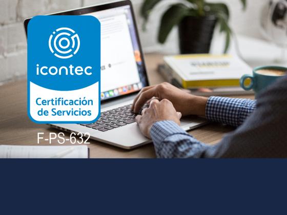 Persona trabajando en un computador portátil con Logo Icontec