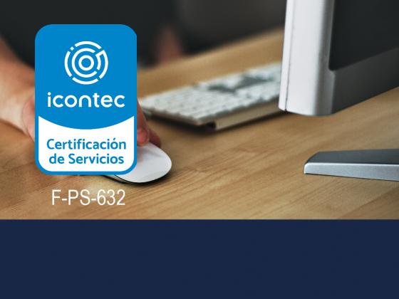 Persona trabajando en computador con logo de Icontec