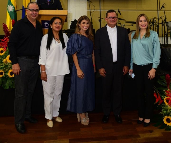 Grupo de personas en un salón de eventos 