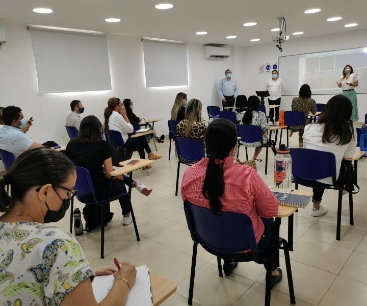 Grupo de personas recibiendo una charla 