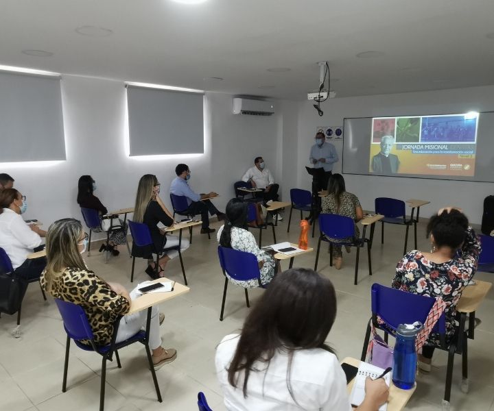 Grupo de personas recibiendo una charla 