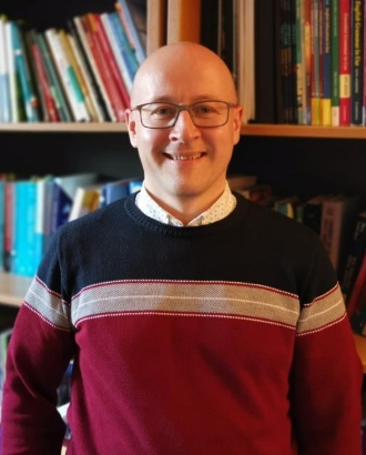 Doctor Andrzej (Andy) Cirock, profesor de la Universidad de York. Participó en una conferencia virtual realizada por la Rectoría Bogotá – Presencial, y enfatizó en que la práctica reflexiva contribuye en el mejoramiento de las metodologías de enseñanza de los profesores. Doctor Andrzej (Andy) Cirock, profesor de la Universidad de York. Participó en una conferencia virtual realizada por la Rectoría Bogotá – Presencial, y enfatizó en que la práctica reflexiva contribuye en el mejoramiento de las metodologías de enseñanza de los profesores.
