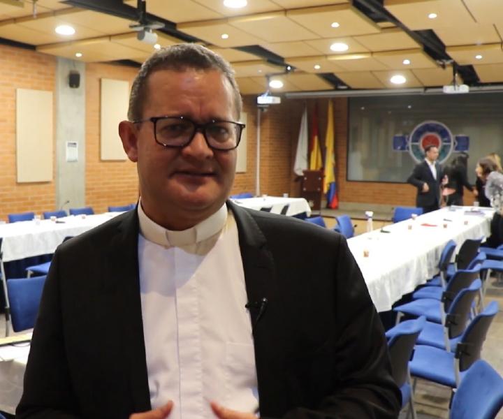 Padre Harold Castilla Devoz hablando de la Cadena de Valor