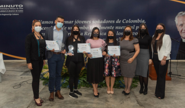 Los ganadores del concurso de experiencia ssignificativas, sostienen su estatuilla y diploma
