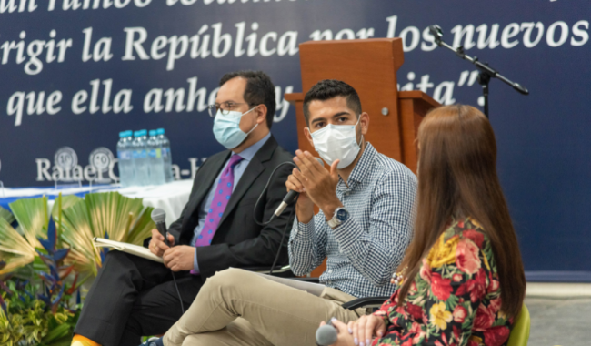 Secretario departamental de educació interviene en el conversatorio