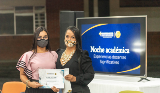 Ganador del concurso recibe su premio