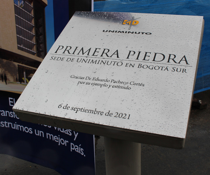 Placa de la instalación de la Primera Piedra de la sede UNIMINUTO en Ciudad Bolívar