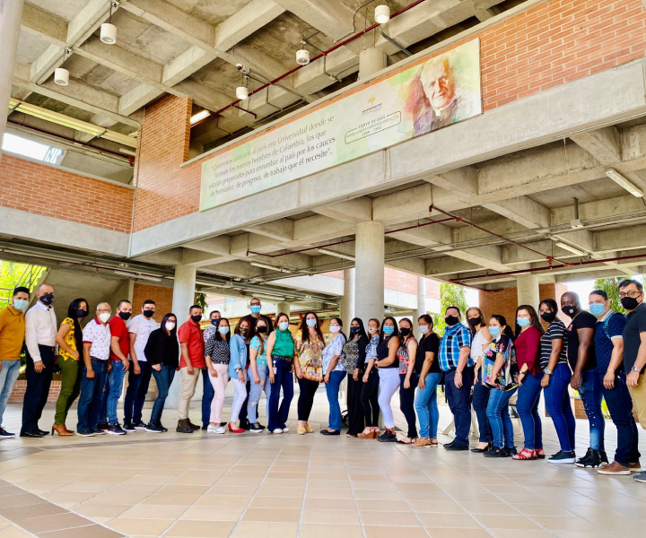 Grupo de docentes participantes de la jornadas en el Centro Regionla Buga