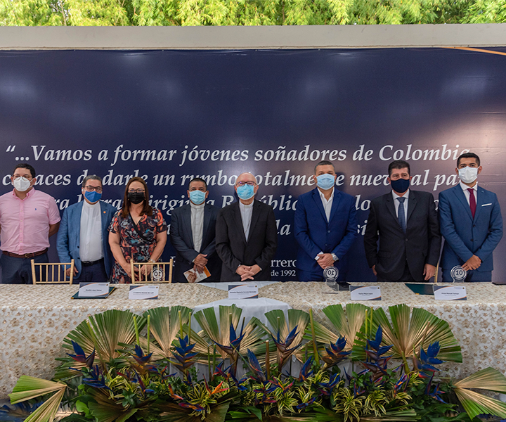 UNIMINUTO en Pereira celebró 10 años de servicio Rectores, obispo y mandatarios locales junto a la vicerrectora regional, posan en la foto oficial del evento