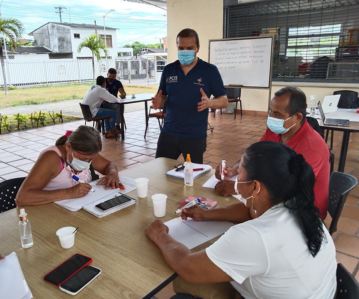Grupo de cuatro personas participando del taller Ingeniero a tu Barrio la iniciativa que está cambiando vidas 