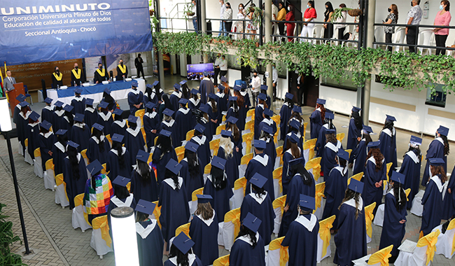 842 estudiantes recibieron en actos presenciales sus títulos académicos 